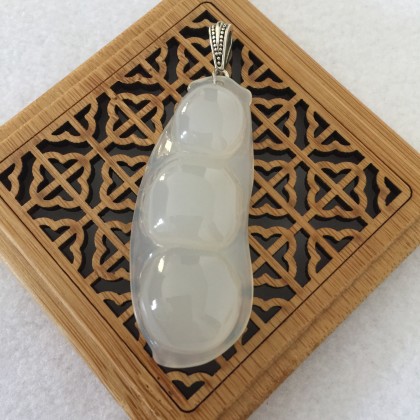  Icy jadeite bean pendant