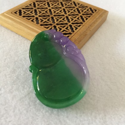 A class emerald pendent